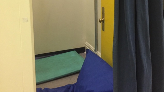 Voici une des salles d'apaisement utilisées à l'école L'Étincelle. Elle mesure 1,80 mètres sur 1,30 mètres. Le personnel utilisé un matelas pour éviter que la porte ne se ferme lors des crises.