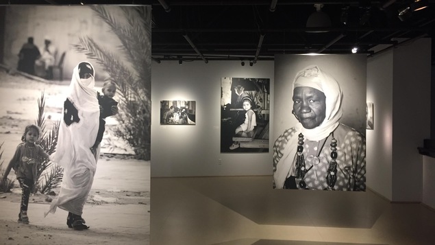 Des photographies en noir et blanc au Centre d'exposition d'Amos.