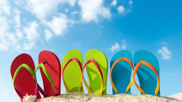 Quatre paires de sandales pour la plage