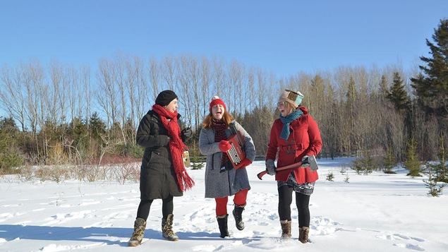 Les trois auteures dans un décor hivernal