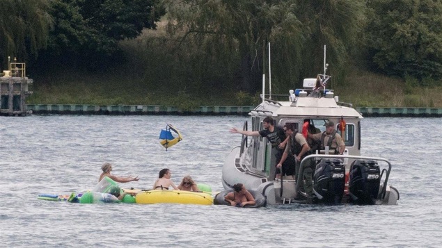 Les vents forts ont rapidement fait dérivé les participants du Float Down de Port-Huron vers le Canada.