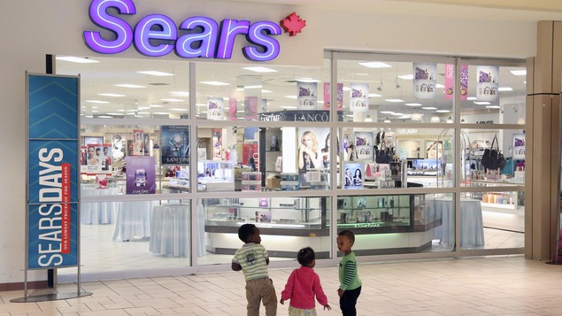 Des enfants s'amusent à l'entrée du magasin Sears au centre commercial Marlborough à Calgary