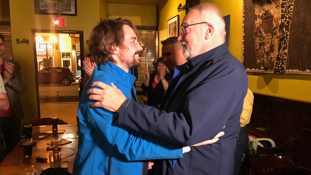 Sébastien Lemire étreint un homme après son élection.