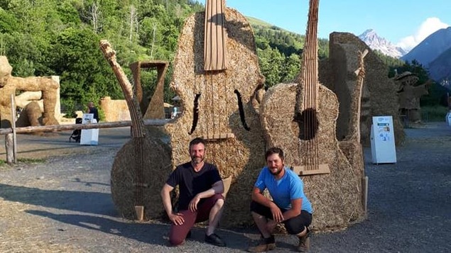 L'artiste visuel Sébastien Ouellet et son acolyte Lancelot St-Amour devant l'oeuvre créée lors d'un concours en France.
