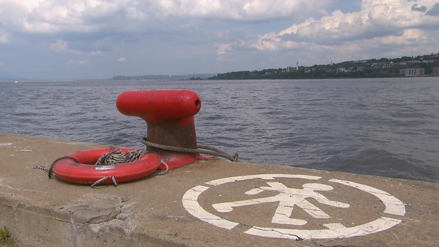Les abords du fleuve Saint-Laurent dans le secteur du port de Québec Les abords du fleuve Saint-Laurent dans le secteur du port de Québec