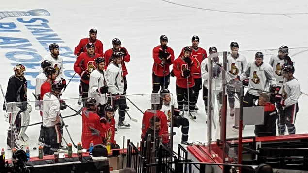 Les Sénateurs d'Ottawa à l'entraînement quelques heures avant leur premier match contre les Bruins de Boston. Les Sénateurs d'Ottawa à l'entraînement quelques heures avant leur premier match contre les Bruins de Boston.