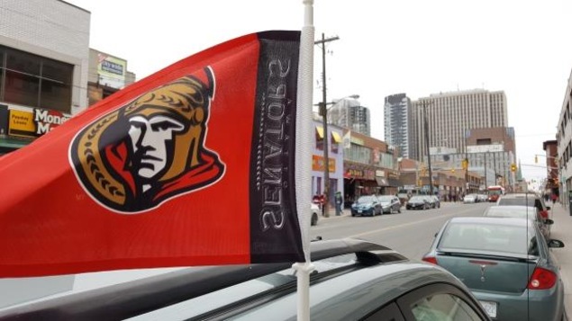 Le drapeau des Sénateurs d'Ottawa sur une voiture garée rue Elgin. Le drapeau des Sénateurs d'Ottawa sur une voiture garée rue Elgin.