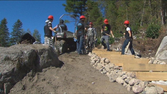 Des jeunes travailleurs montent un escalier