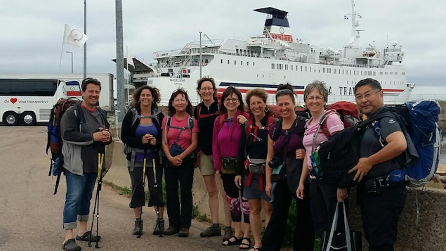 Une douzaine de randonneurs s'apprêtent à parcourir les Îles-de-la-Madeleine, à pied, pendant plus de 225 kilomètres. 