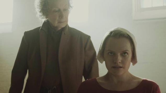Elisabeth en nonne rouge écarlate et Margaret Atwood dans un costume. Elisabeth en nonne rouge écarlate et Margaret Atwood dans un costume.