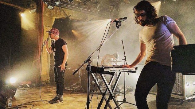 Des musiciens en spectacle sur une scène Des musiciens en spectacle sur une scène