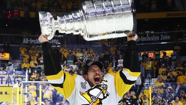 Sidney Crosby portant fièrement la Coupe Stanley Sidney Crosby portant fièrement la Coupe Stanley