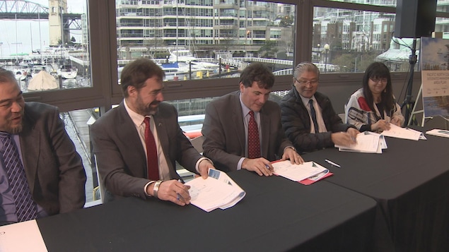 Le ministre Dominic LeBlanc (milieu) signe le protocole d'entente de gouvernance concertée pour protéger la côte nord du Pacifique. Le ministre Dominic LeBlanc (milieu) signe le protocole d'entente de gouvernance concertée pour protéger la côte nord du Pacifique.