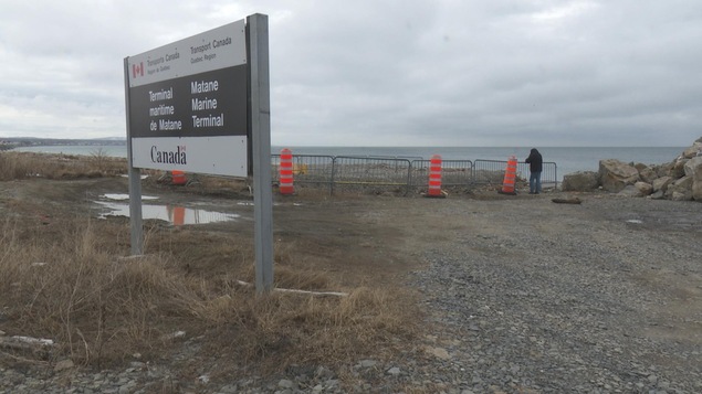 Site près du fleuve Saint-Laurent et affiche quai fédéral. Site près du fleuve Saint-Laurent et affiche quai fédéral.