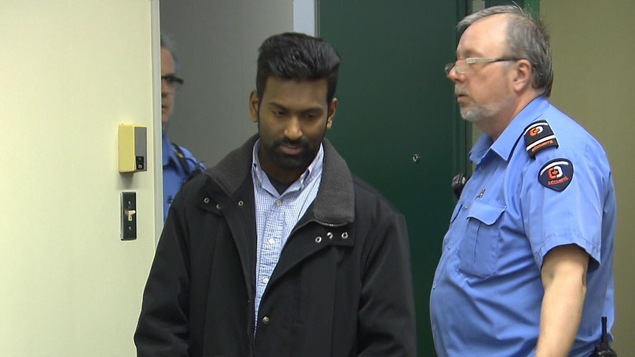 Sivaloganathan Thanabalasingham à son arrivée à la cour.