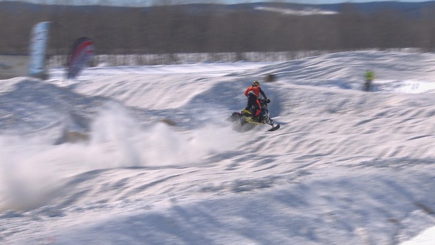Motoneigiste en compétition de snowcross Motoneigiste en compétition de snowcross