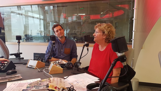 Frédéric Lagacé et Solange Morrissette sur le plateau radio de L'heure de l'Est