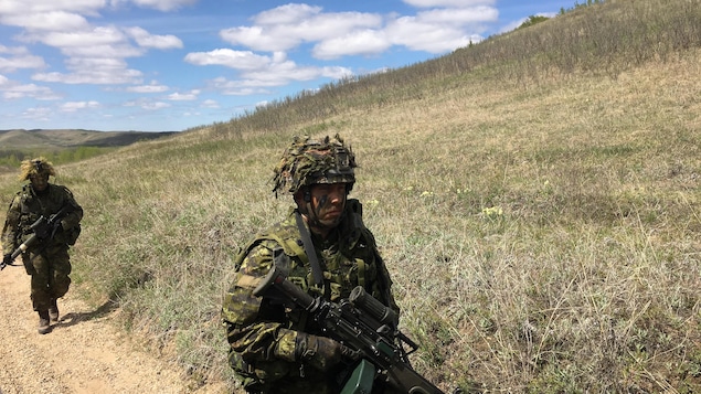 Des soldats marchent sur un chemin. Des soldats marchent sur un chemin.