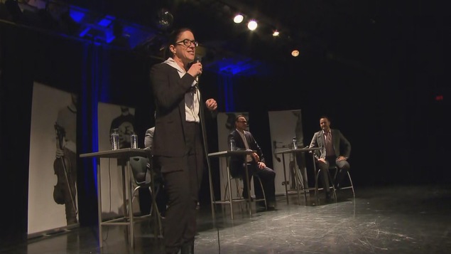 Sonia LeBel debout sur une scène avec Jean-François Roberge, Mathieu Lacombe et Bernard Drainville derrière elle.