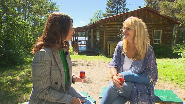 La journaliste Julie Larouche et Sophie Torris