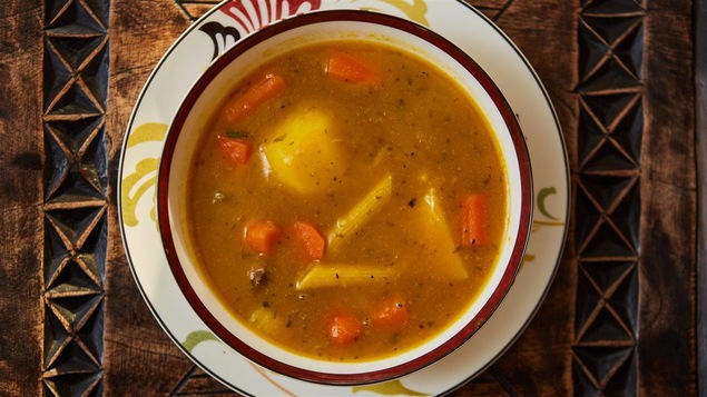 La soupe au giraumon est dans une assiette creuse.