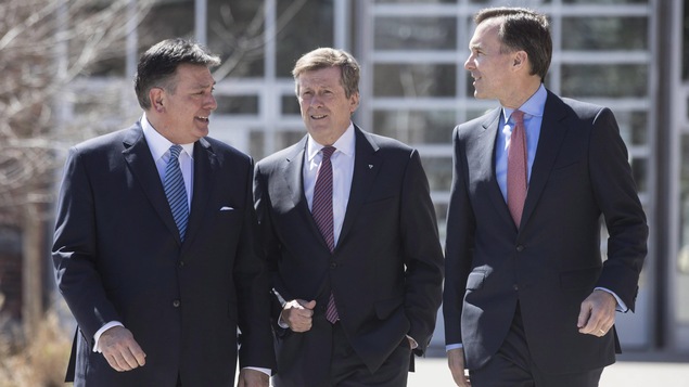 Le ministre ontarien des Finances Charles Sousa, le maire de Toronto John Tory et le ministre fédéral des Finances Bill Morneau Le ministre ontarien des Finances Charles Sousa, le maire de Toronto John Tory et le ministre fédéral des Finances Bill Morneau