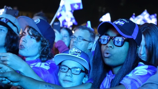 Des jeunes parmi la foule lors du spectacle de la fête nationale.