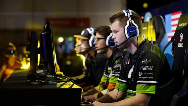 Des jeunes jouent à des jeux vidéos Des jeunes jouent à des jeux vidéos
