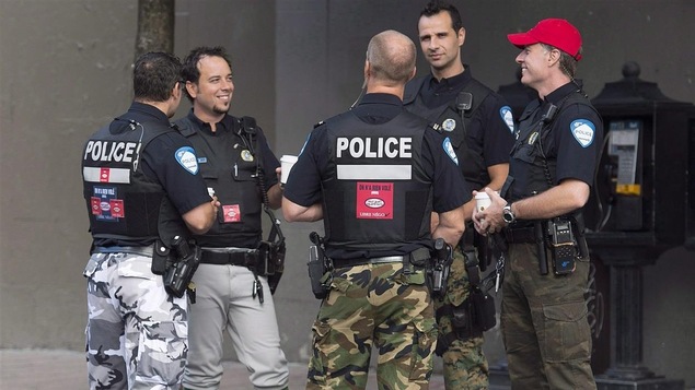 Des policiers en moyens de pression portent des pantalons de camouflage. Des policiers en moyens de pression portent des pantalons de camouflage.
