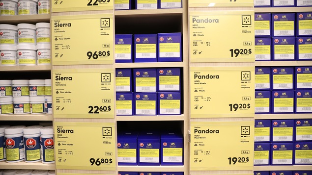 Un étalage de la succursale de la Société québécoise du cannabis (SQDC) de Lebourgneuf à Québec