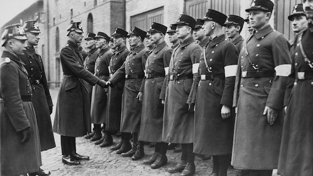 Assermentation d'officiers SS à Potsdam en mars 1933 : les officiers en uniforme reçoivent la poignée de main officielle.