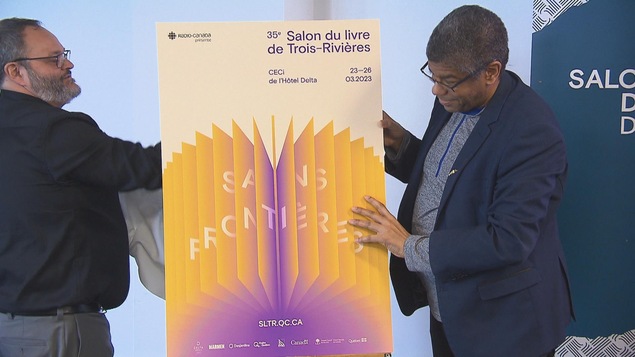 Stanley Péan qui dévoile l'affiche du 35e Salon du livre de Trois-Rivières.
