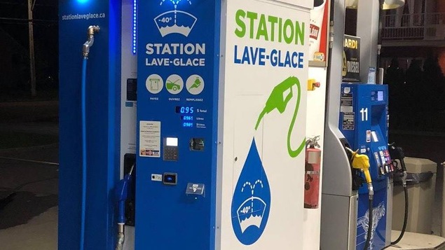 Une station de remplissage de lave-vitre dans une station service.