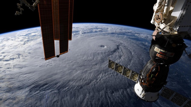 Une photo prise l'ISS sur laquelle on peut voir la Terre vue de l'espace et plus précisément l'ouragan Lane.
