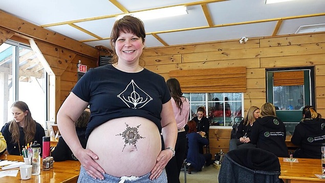 Stéphanie Aubry communique par texto presque quotidiennement avec les futurs pères de l'enfant qu'elle porte.