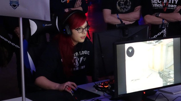 Stéphanie Harvey devant son poste de jeu lors d’un duel Counter-Strike Stéphanie Harvey devant son poste de jeu lors d’un duel Counter-Strike