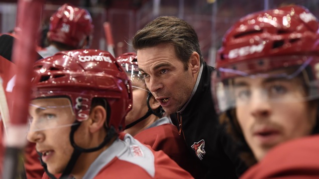 Steve Sullivan derrière le banc des Coyotes de l'Arizona Steve Sullivan derrière le banc des Coyotes de l'Arizona