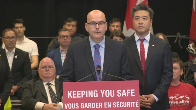 Le ministre devant un podium