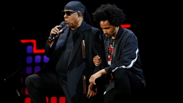 Stevie Wonder s'agenouille pour critiquer Donald Trump