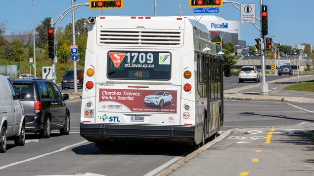 232 feux de signalisation à Laval sont munis d'équipements qui leur permettent de prioriser les autobus. 232 feux de signalisation à Laval sont munis d'équipements qui leur permettent de prioriser les autobus.