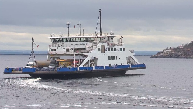 Le NM Armand-Imbeau II sur le Saguenay
