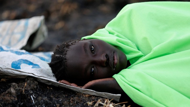 Une Sud-Soudanaise attend son tour pour obtenir de la nourriture acheminée par l'ONU.