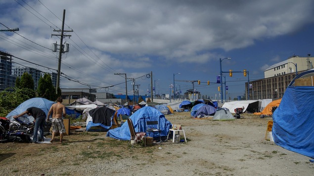 Le village de tentes de Sugar Mountain dans l'est de Vancouver