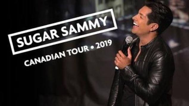 affiche du nouveau spectacle de Sugar Sammy où on le voit en train de rire sur scène, un micro à la main.
