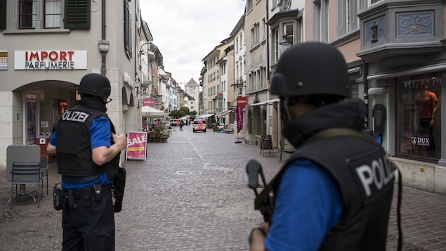 Des policiers suisses montent la garde près des lieux de l'attaque
