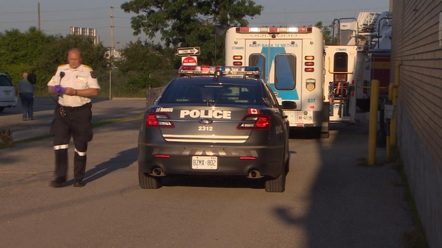 Photo d'une autopatrouille et d'une ambulance.