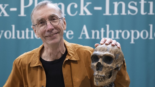 Le lauréat du Prix Nobel de Médecine pose avec la réplique d'un squelette de l'homme de Néandertal. 