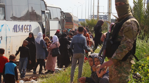 Des milliers de personnes évacuées sont restées bloquées près d'Alep sans pouvoir atteindre leur destination finale, en raison de désaccords entre les parties adverses. Des milliers de personnes évacuées sont restées bloquées près d'Alep sans pouvoir atteindre leur destination finale, en raison de désaccords entre les parties adverses.