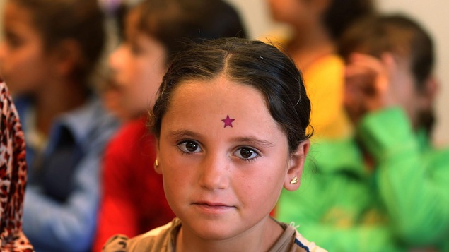Une jeune réfugiée syrienne dans une classe en Jordanie Une jeune réfugiée syrienne dans une classe en Jordanie