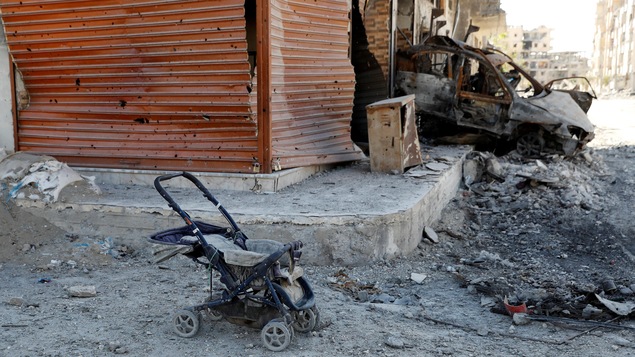 De Raqqa, il ne reste que des ruines et des traces fugaces d'une population qui a fui ou qui a vécu trop longtemps dans un « enfer à ciel ouvert ».
